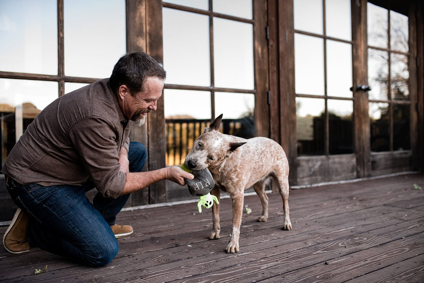 Howling Haunts Ghoulish Grave - Pet Supplier Store