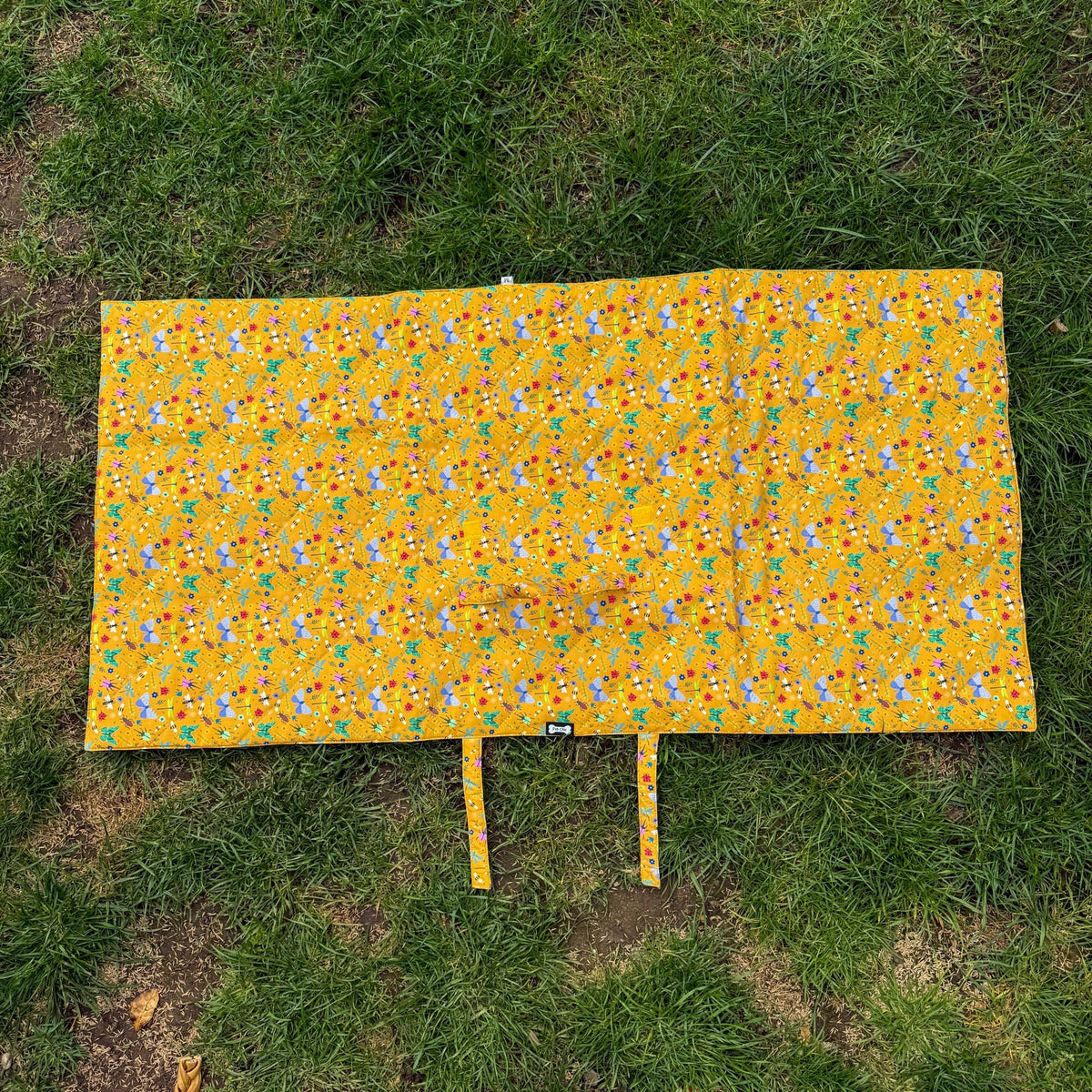 Summer Buzzin' Dog Settle Mat – Lightweight, Waterproof & Travel-Friendly - Pet Supplier Store