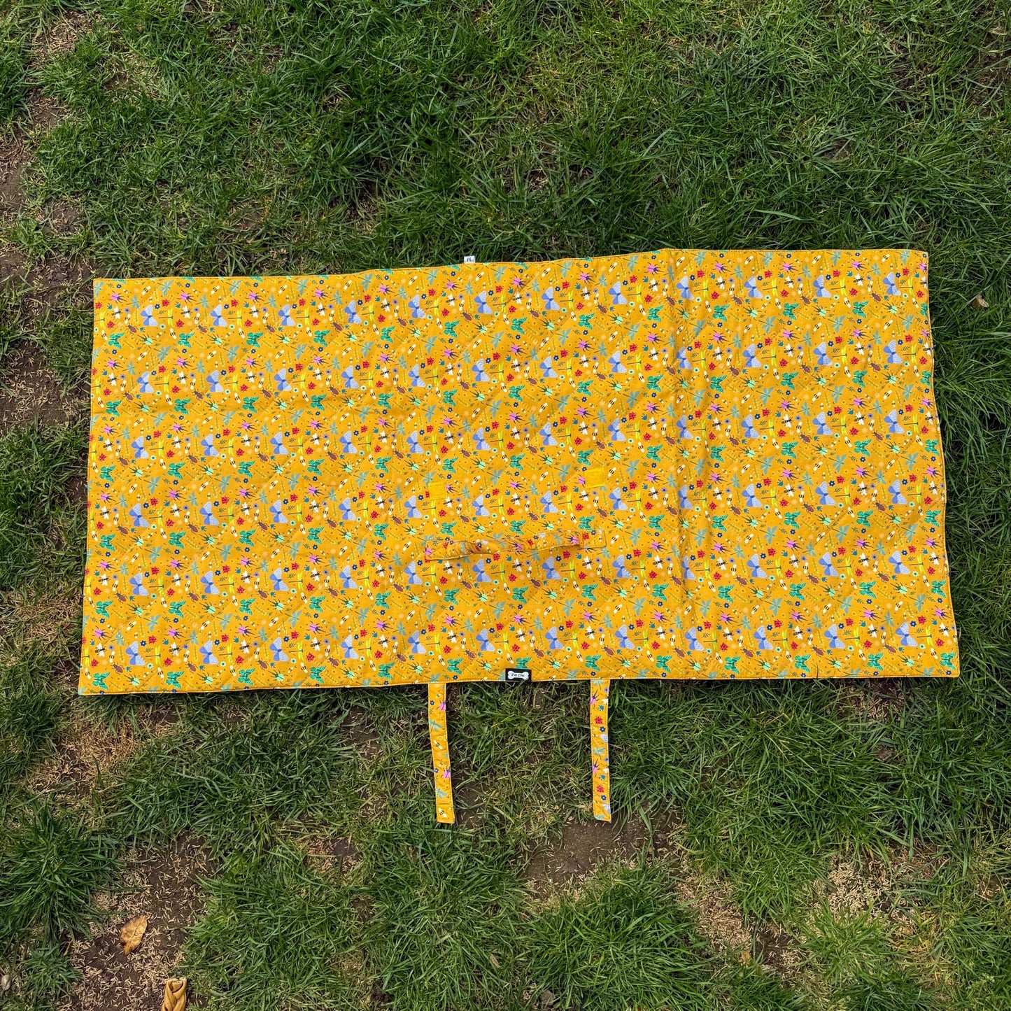 Summer Buzzin' Dog Settle Mat – Lightweight, Waterproof & Travel-Friendly - Pet Supplier Store