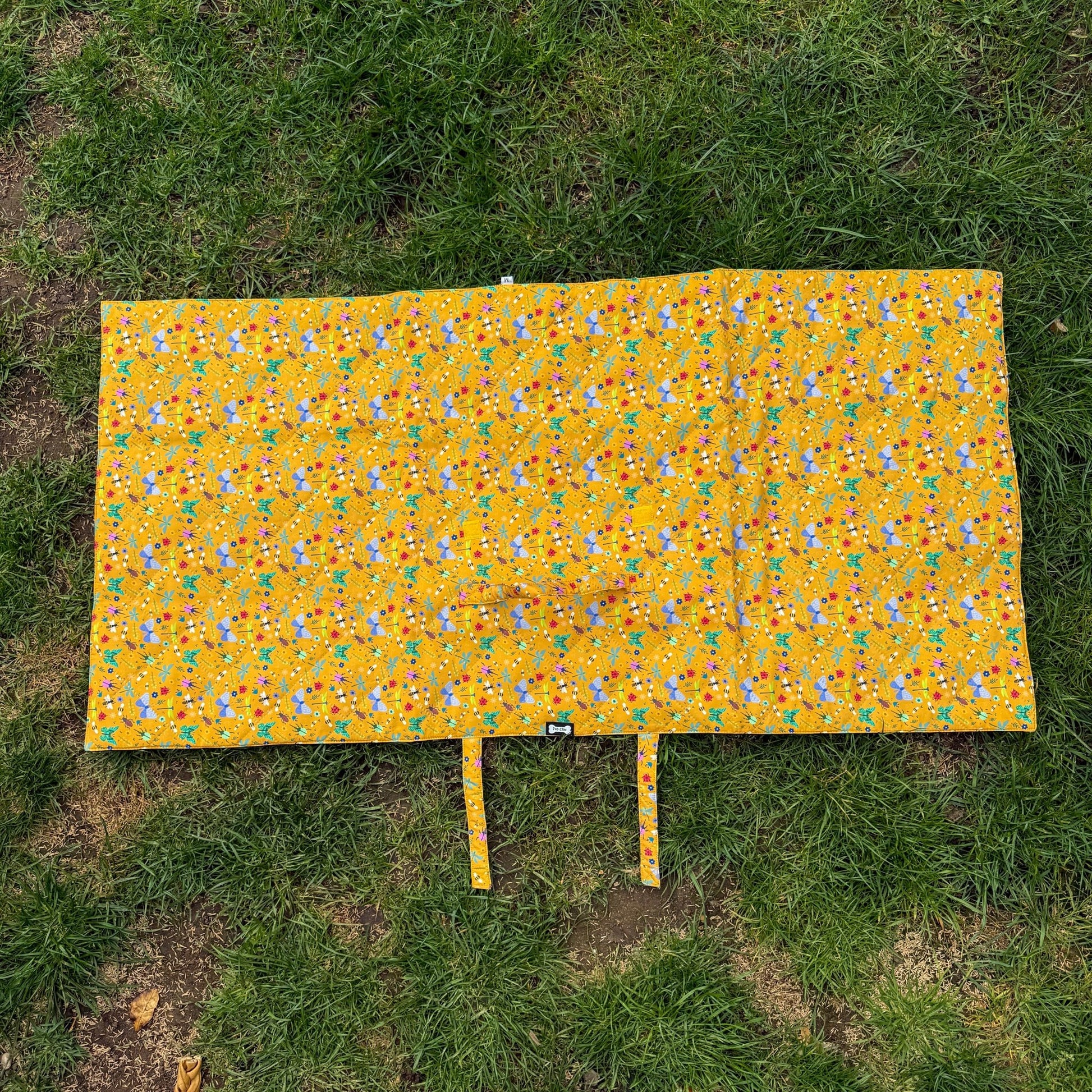 Summer Buzzin' Dog Settle Mat – Lightweight, Waterproof & Travel-Friendly - Pet Supplier Store