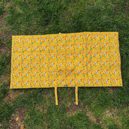Summer Buzzin' Dog Settle Mat – Lightweight, Waterproof & Travel-Friendly - Pet Supplier Store